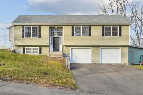 65 Pine St, Derby, CT 06418