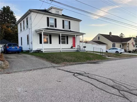 42 Elm St, Griswold, CT 06351