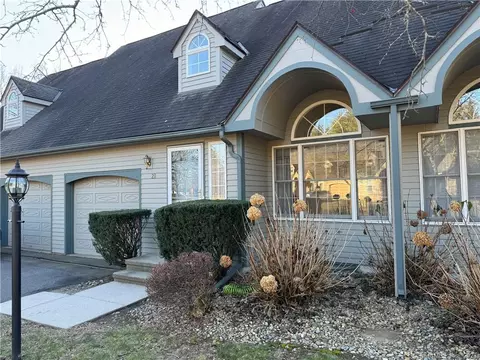 21 Fox Hollow Dr #21, Windsor Locks, CT 06096