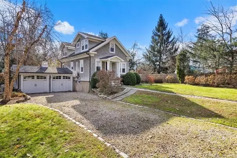 8 Isabel Ln, Branford, CT 06405