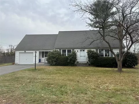28 Whitewood St, Old Saybrook, CT 06475