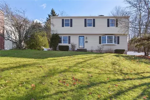 28 Surrey Dr, Wallingford, CT 06492