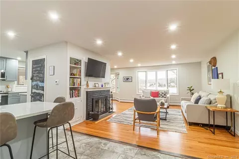 21 Heritage Rd, East Lyme, CT 06333