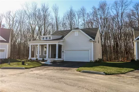 948 Mackenzie Ln, Oxford, CT 06478