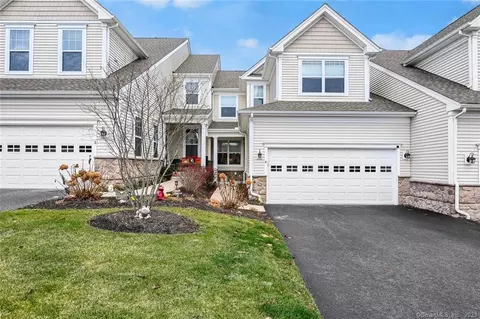 4 Arrowwood Ct #4, Middlebury, CT 06762