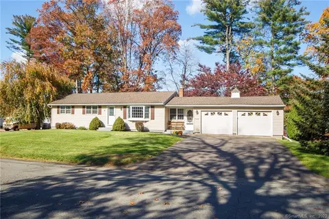 11 Putnam Dr, Enfield, CT 06082