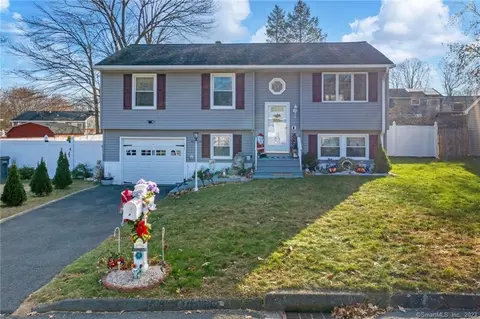 4 Harvest Ln, Naugatuck, CT 06770