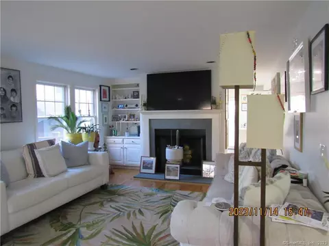 11 Blue Mountain Rdg #11, Norwalk, CT 06851