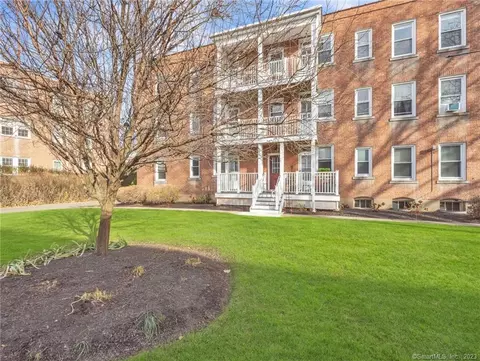 11 Robin Rd #11, West Hartford, CT 06119