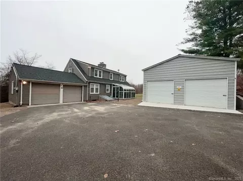 27 Tuttle Rd, Woodbury, CT 06798
