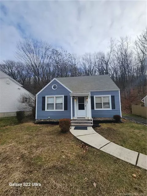 994 Pearl Lake Rd, Waterbury, CT 06706