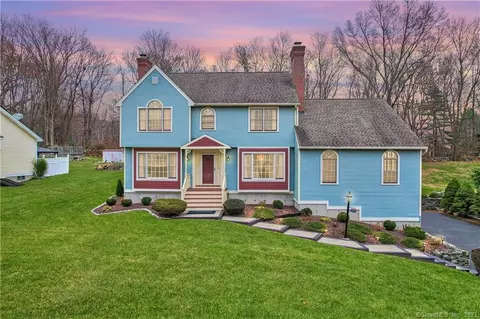 25 Country Club Woods Cir, Waterbury, CT 06708