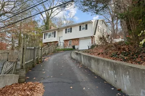 2 Old Mill Rd, Quaker Hill, CT 06375