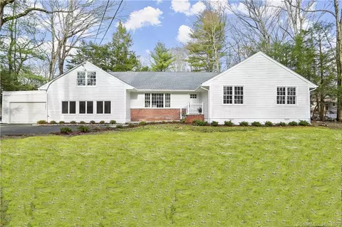 34 Big Oak Ln, Stamford, CT 06903