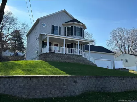 15 Arrowhead Dr, Ledyard, CT 06339