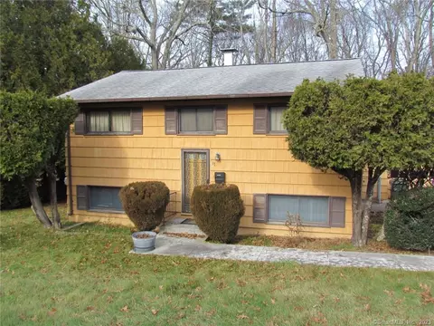 31 Bern Ct, Groton, CT 06355