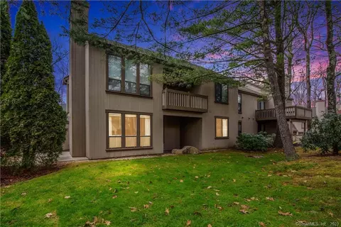 20 Chestnut Dr #20, Avon, CT 06001