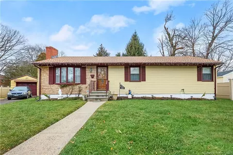 52 Ronald Cir, Bridgeport, CT 06610