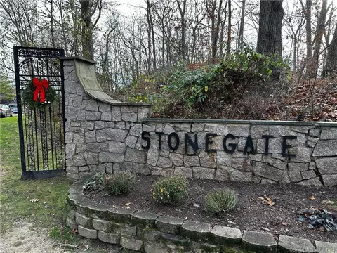4 Stonegate #A, Branford, CT 06405