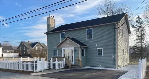 17 3rd St Ext, Plainfield, CT 06374