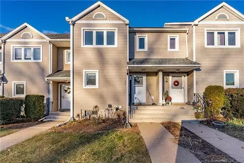 137 Oak Ridge Dr #137, Windsor Locks, CT 06096