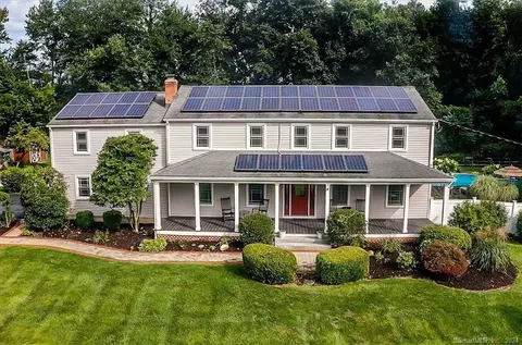 9 Grand Pl, Newtown, CT 06470