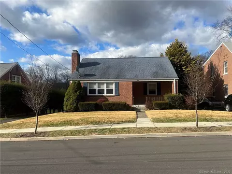 32 Columbus Ave, Middletown, CT 06457