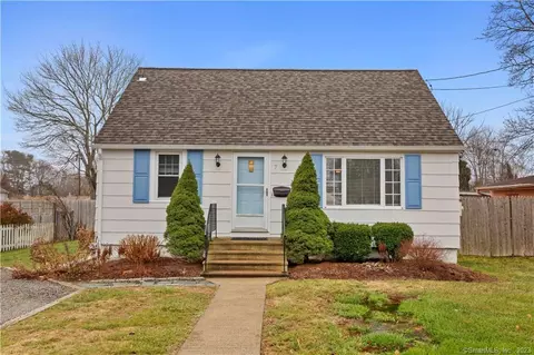 7 North St, Old Saybrook, CT 06475