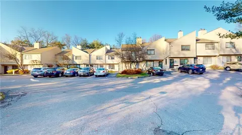 1 Horizon Dr #26, Norwalk, CT 06854