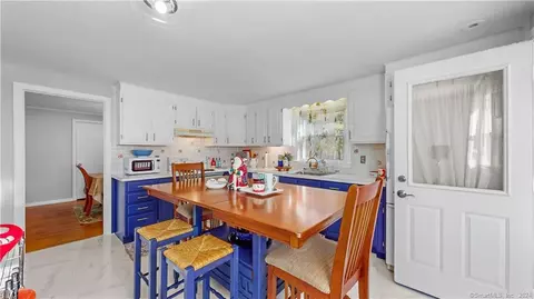 34 Woodland St, Windsor, CT 06095