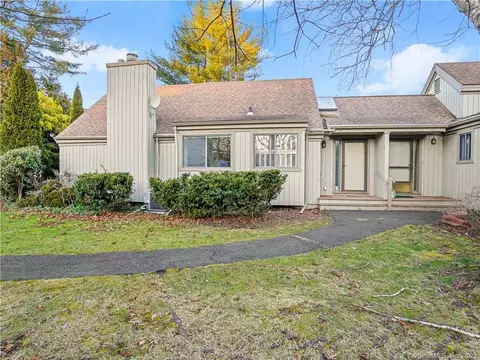 121 Cayuga Ln #B, Stratford, CT 06614
