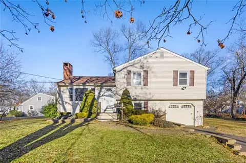 76 Heather Ln, Windsor Locks, CT 06096