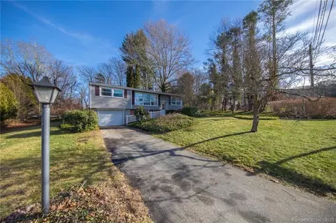 23 Faulkner Dr, Waterford, CT 06375