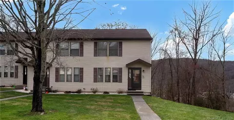 30 Barn Finch Cir #30, Naugatuck, CT 06770