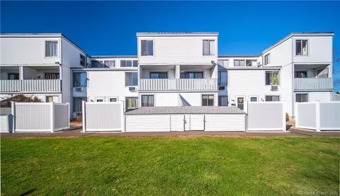 18 Hamre Ln #C, Branford, CT 06405