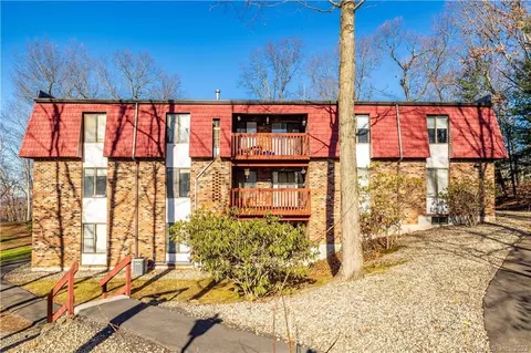 10 Woodsedge Dr #6B, Newington, CT 06111