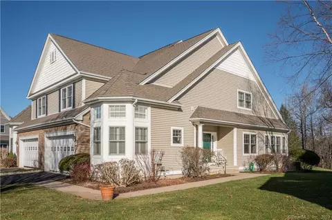 33 Carnoustie Cir #33, Bloomfield, CT 06002