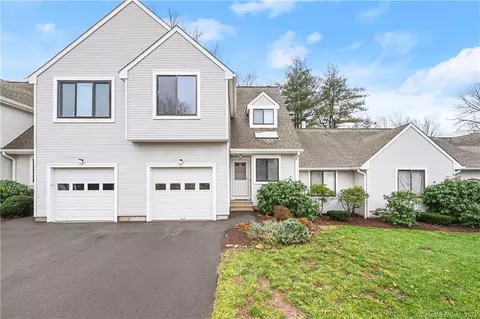 26 Locust Ln #26, Farmington, CT 06032