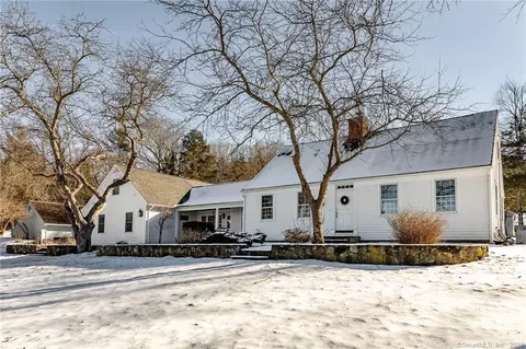 9 Meadow Ave, Woodbury, CT 06798