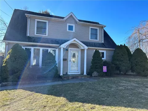 24 Meetinghouse Ln, Milford, CT 06460