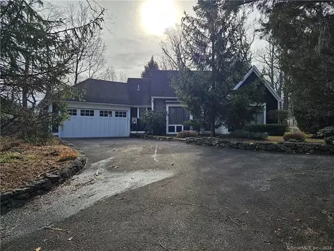 124 Witch Ln, Norwalk, CT 06853