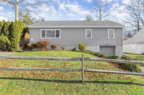 202 Lakeside Dr, Bridgeport, CT 06606