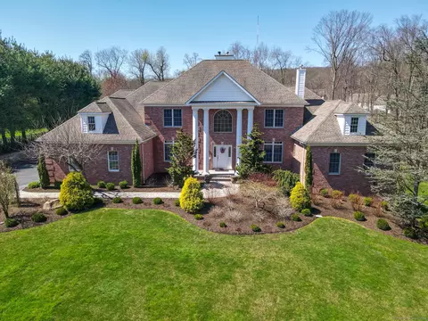 8 Lancelot Way, Hamden, CT 06518