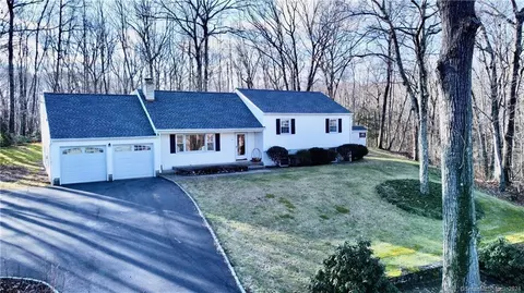 95 Woodland Rd, Middlebury, CT 06762