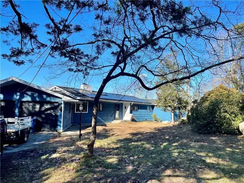 3 Hemlock Cir, Ledyard, CT 06335