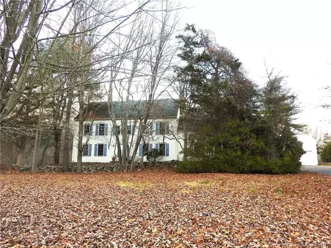 4 Oakwood Dr, Guilford, CT 06437
