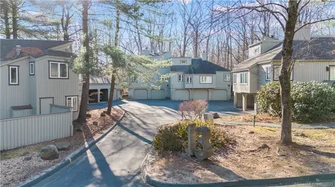 13 Byrne Ct #E, Farmington, CT 06032