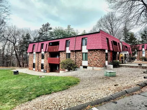 40 Woodsedge Dr #5A, Newington, CT 06111
