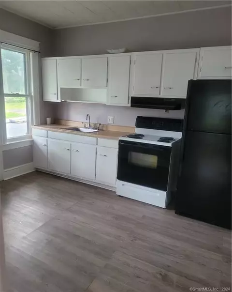 219-221 School St, Manchester, CT 06040