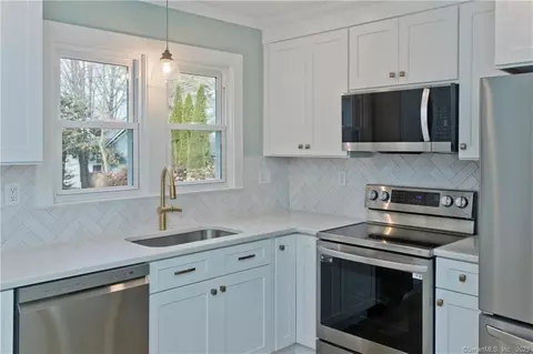 62 Elm St, Simsbury, CT 06081